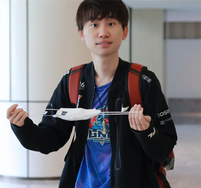 Scout重返赛场，爆冷首场状态出色，DWG观众沸腾！
